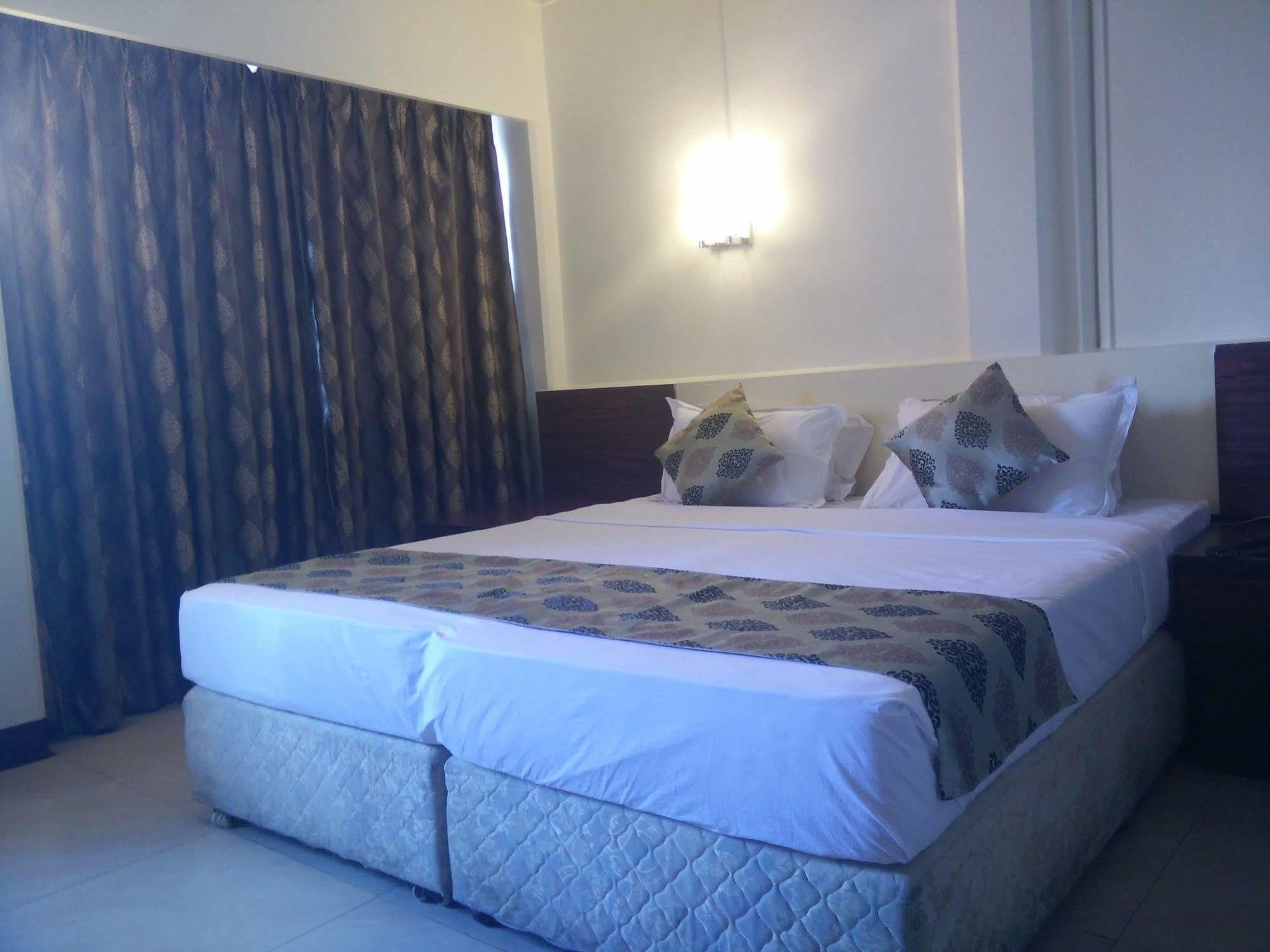 Strand Hotel, Colaba Bombay Exterior foto